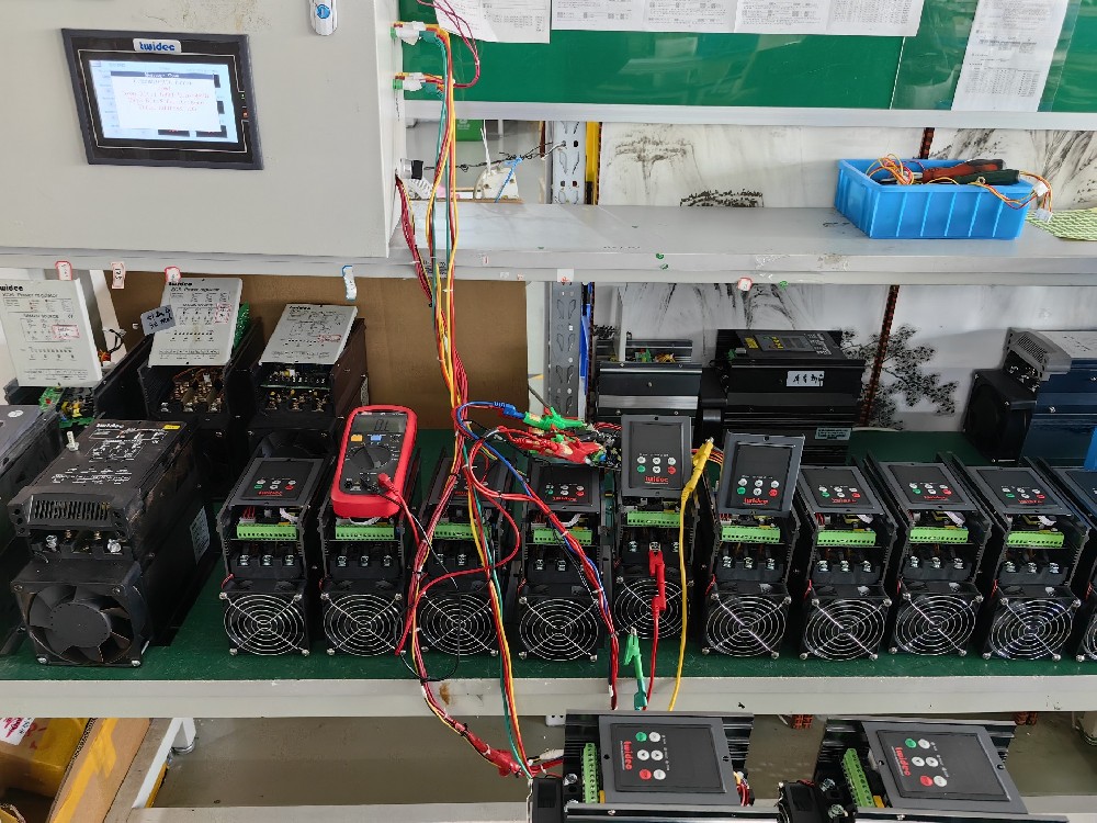 ��բ���ڽ���������������������ʵ�ֵ�ѹ�����ģ���������������